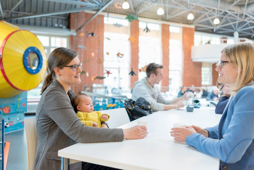 Mensa mit Kind Mutter mit Kind und weitere Frau sitzen in der Mensa