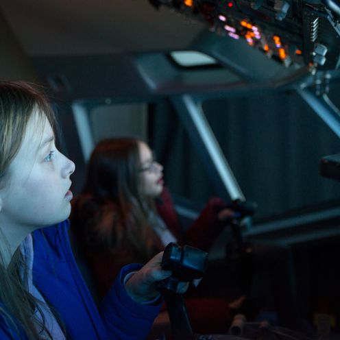 Schülerinnen im Flugsimulator Schülerinnen im Flugsimulator