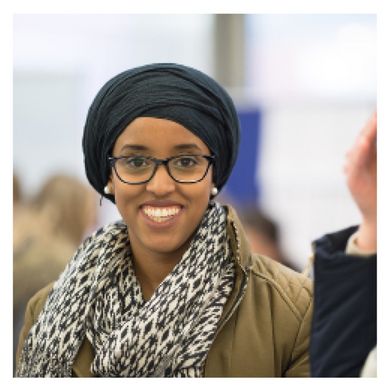 [Translate to English:] Junge Studentin mit Turban