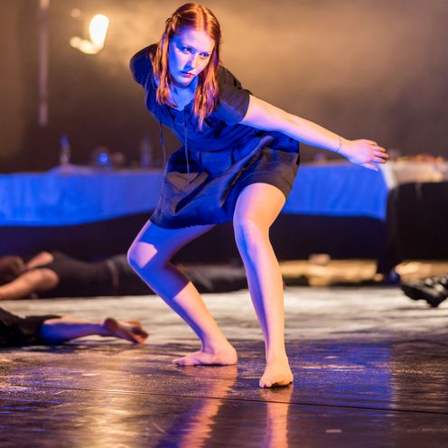 Eine Studentin bei ihrer Performance auf der B&uuml;hne f&uuml;r das Theaterst&uuml;ck Krieg & Frieden.