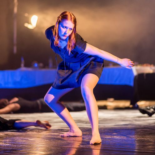 Eine Studentin bei ihrer Performance auf der B&uuml;hne f&uuml;r das Theaterst&uuml;ck Krieg & Frieden.