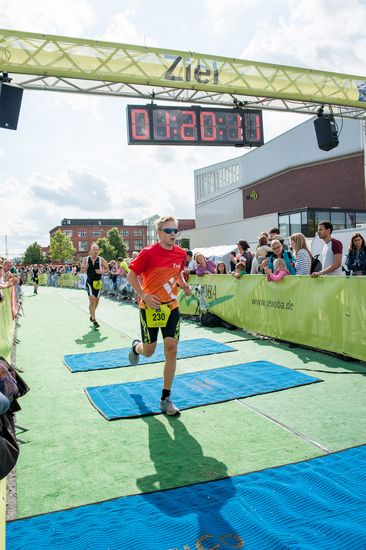 Ein L&auml;ufer kommt durch das Ziel.