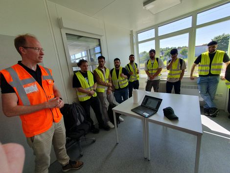 Daniel Reinecke, Portfolio Leitung DB Netz, erl&auml;utert der Gruppe die Anlage im Baub&uuml;ro. Foto: HSB / S. Uhrhan