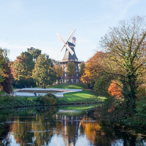 Eine historische Windm&uuml;hle in den Bremer Wallanlagen.