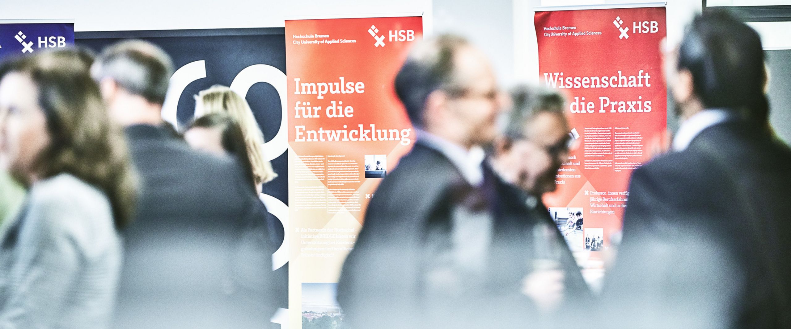 Menschen verschwommen bei einer HSB-Veranstaltung