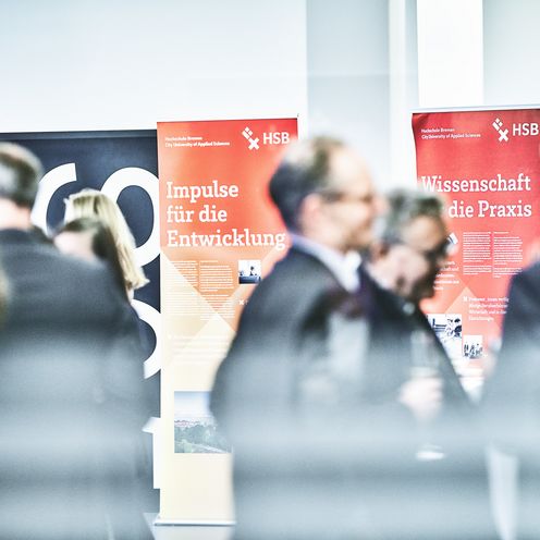 Menschen verschwommen bei einer HSB-Veranstaltung
