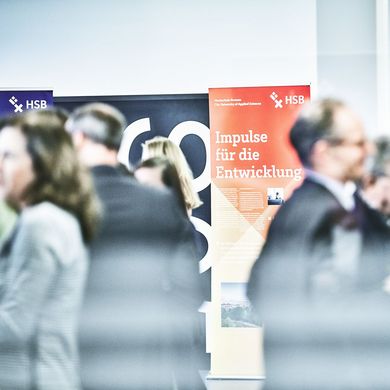 [Translate to English:] Gäste verschwommen bei Veranstaltung