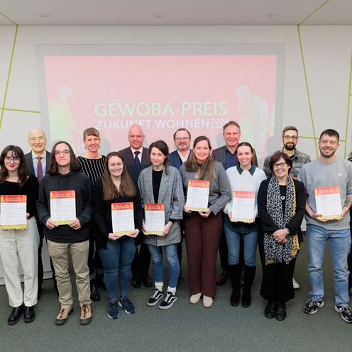 Auf dem Bild ist eine Gruppe von Studierenden zusehen, die eine Urkunde in der Hand halten. 