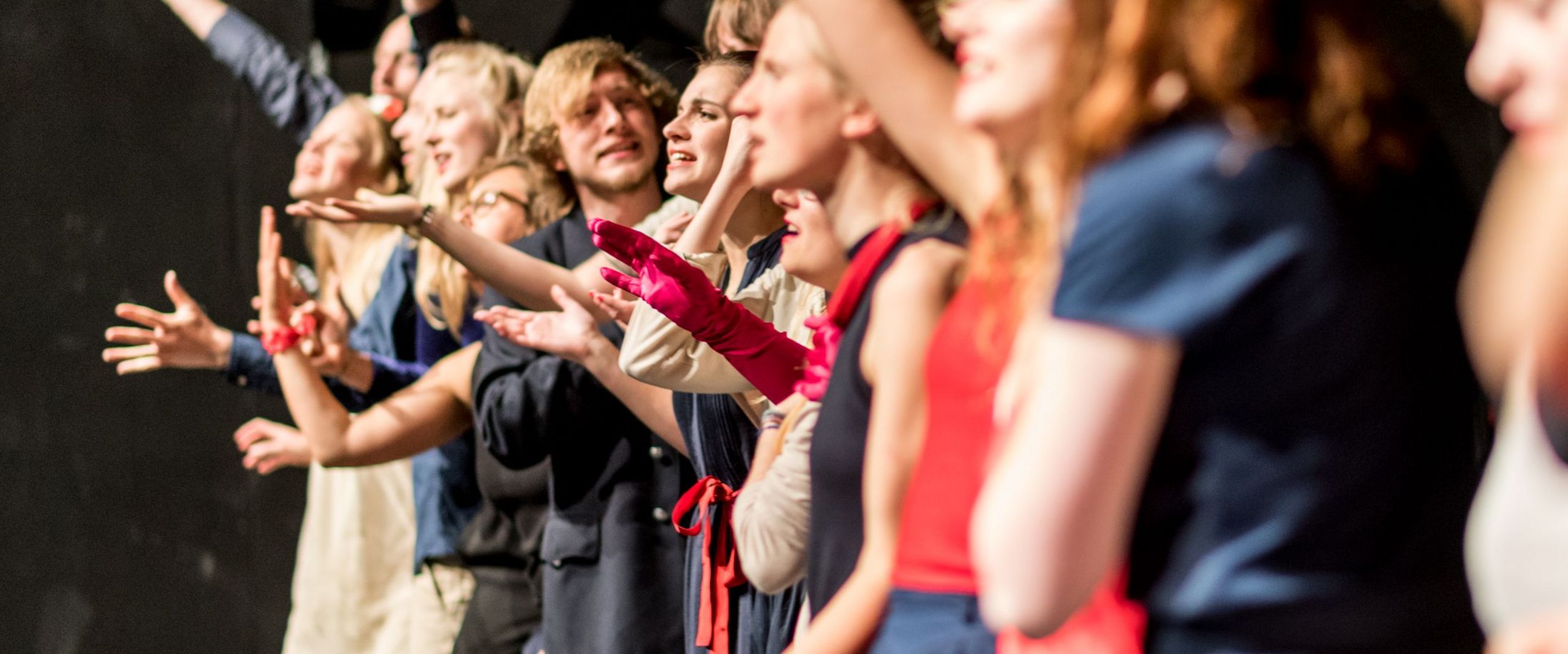 Studierende führen das Theaterstück Krieg & Frieden auf der Bühne auf.