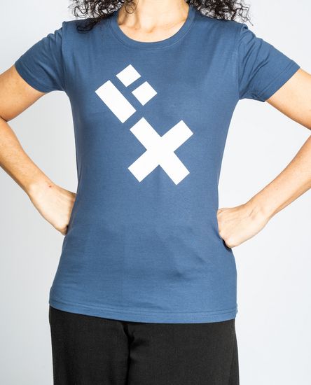 Das Model trägt ein dunkelblaues T-Shirt für Damen mit dem HSB-Logo darauf.
