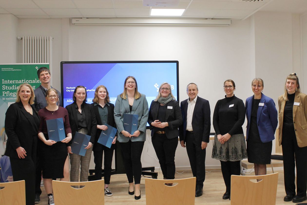 Gruppenbild mit Männern und Frauen