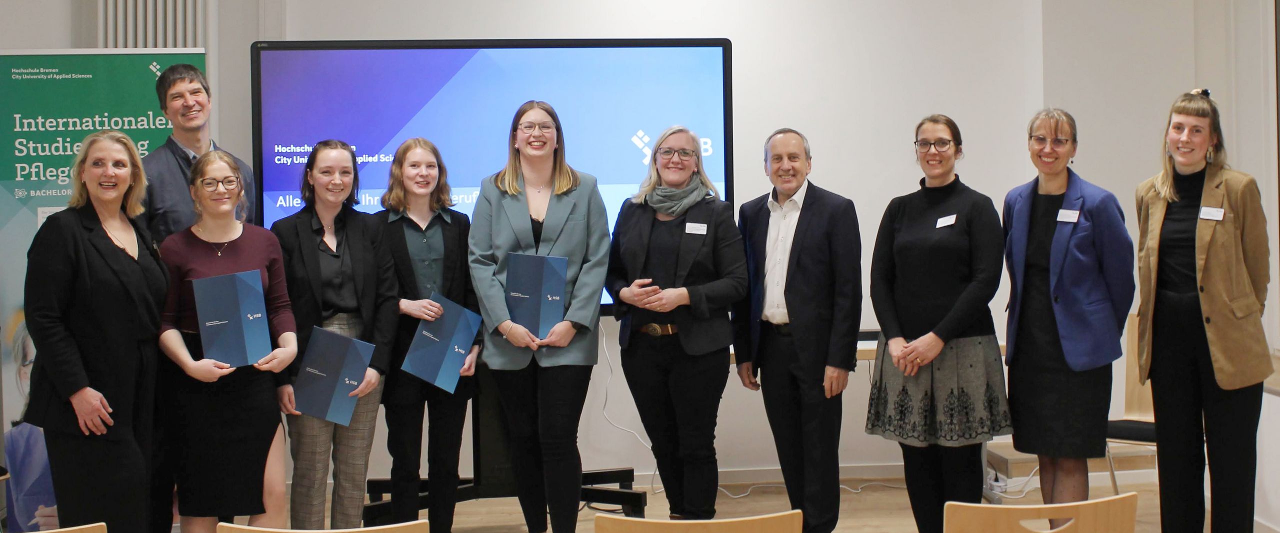 Erster jahrgang Pflege Absolvent:innenfeier Gruppenbild mit Männern und Frauen