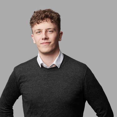 Portr&auml;t Mann leicht l&auml;chelnd.