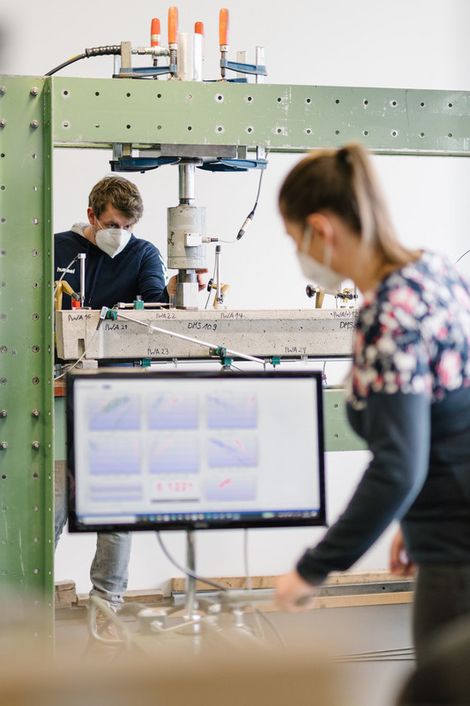 Bauingenieurwesen-Studierende beim Versuch im Traglast-Labor