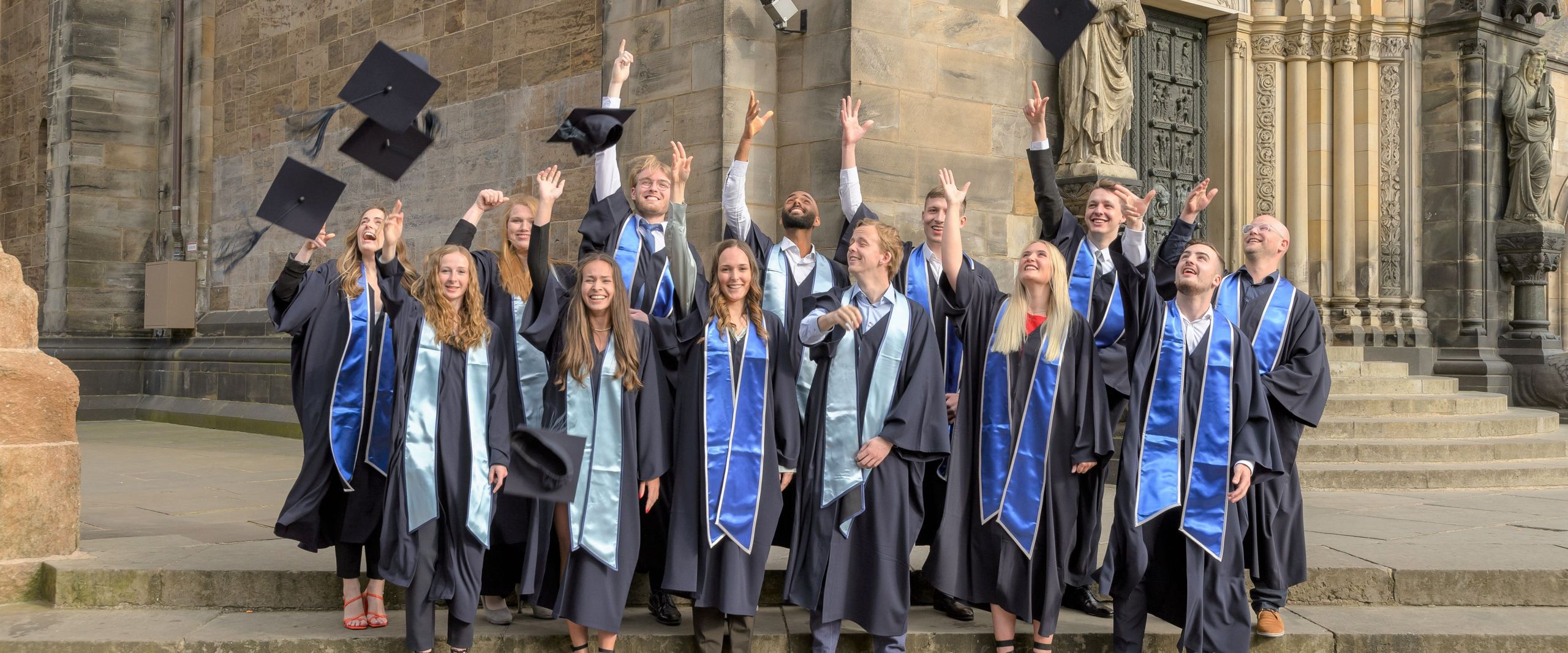 Gruppenbild der Absolvent:innen des Dualen Studiengangs Management im Handel B. A. vor dem Bremer Dom.