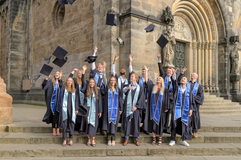 Gruppenbild der Absolvent:innen des Dualen Studiengangs Management im Handel B. A. vor dem Bremer Dom.