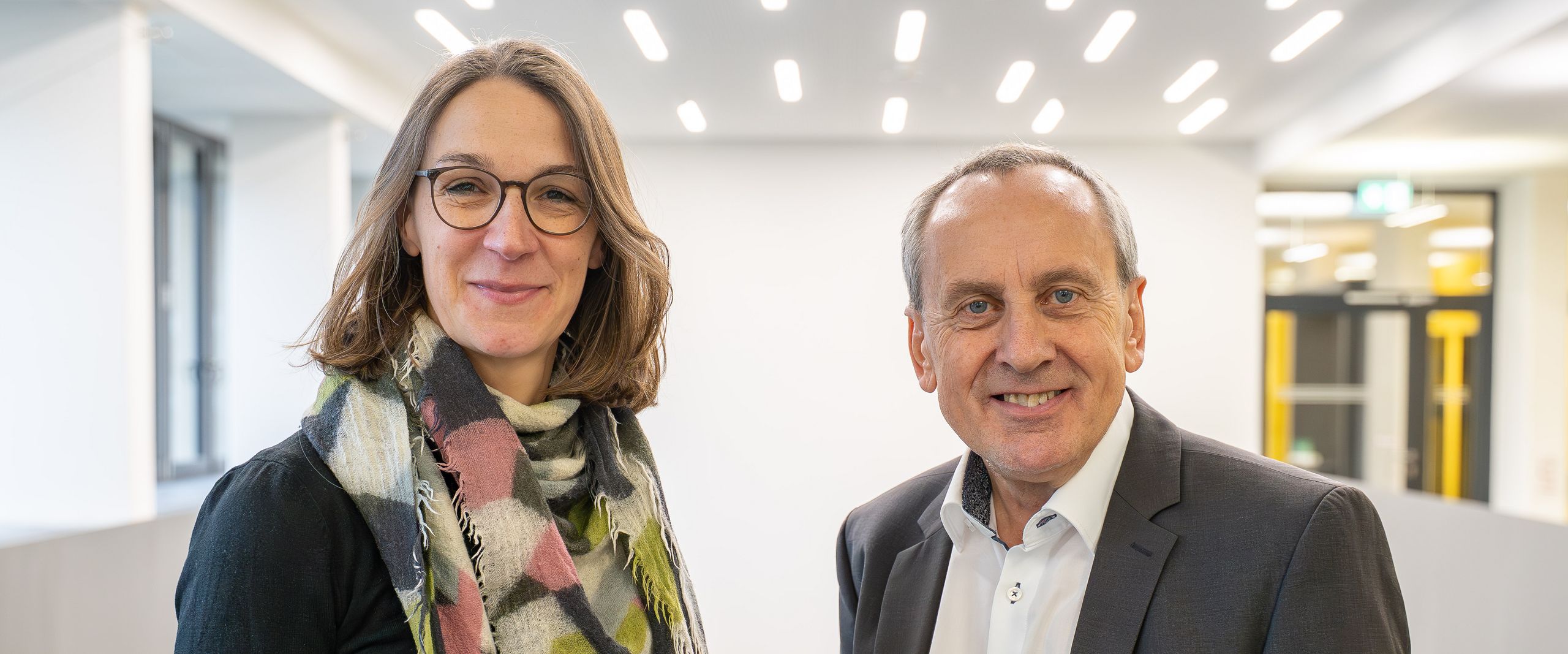 20251210_Annika Maschwitz Knrad Wolf mann und Frau lachen in die kamera