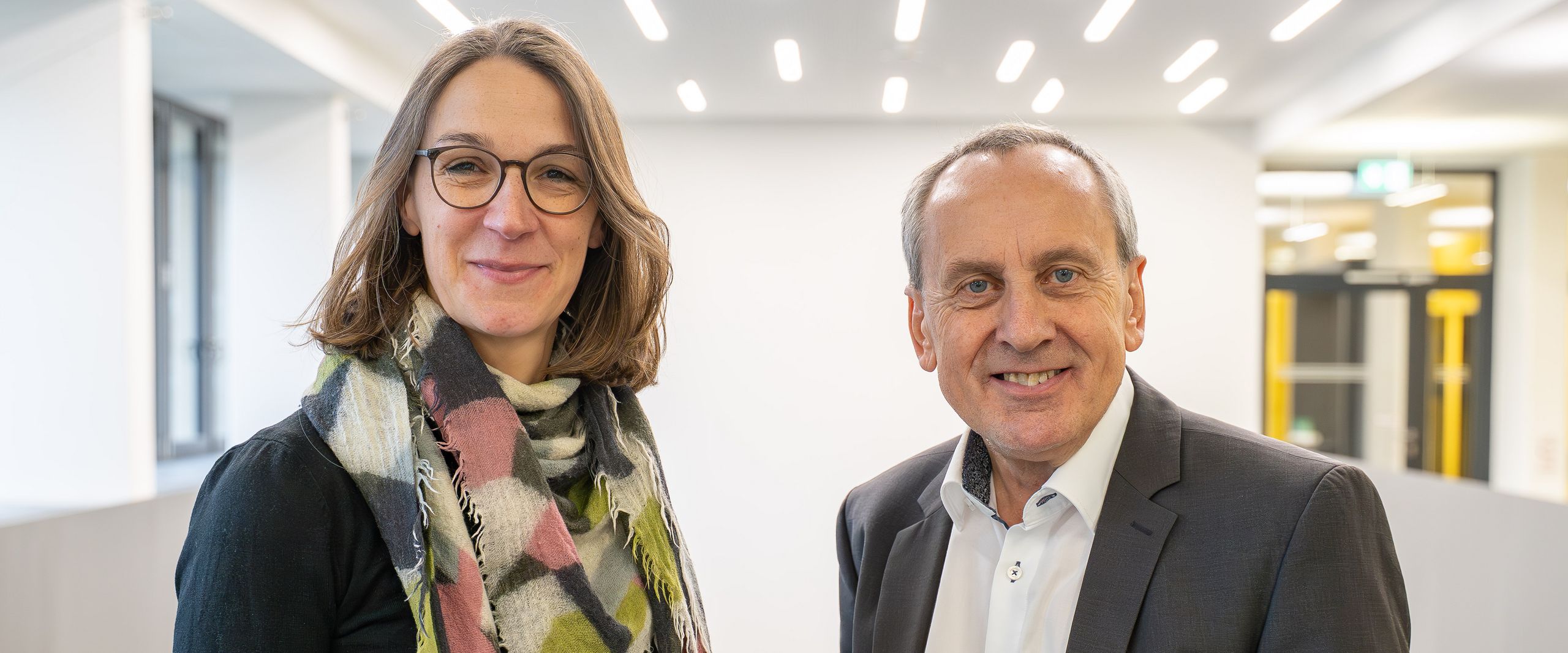 mann und Frau lachen in die kamera