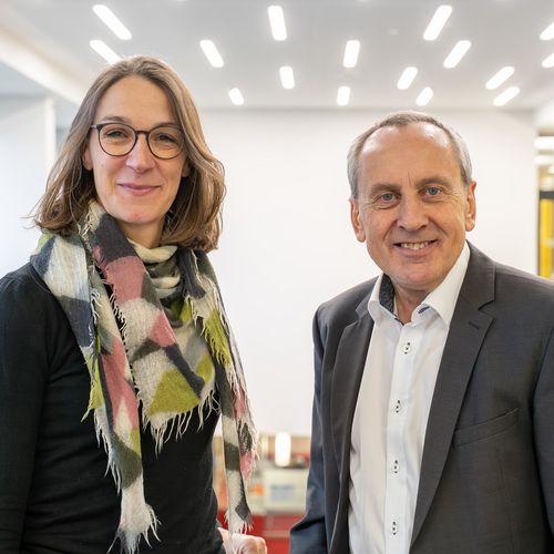 mann und Frau lachen in die kamera