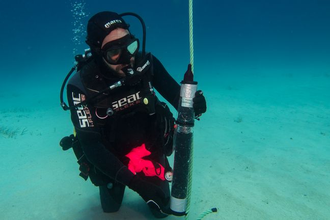 Empfangsstationen unter Wasser mit Taucher 