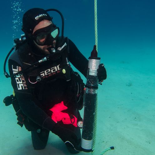 Empfangsstationen unter Wasser mit Taucher 