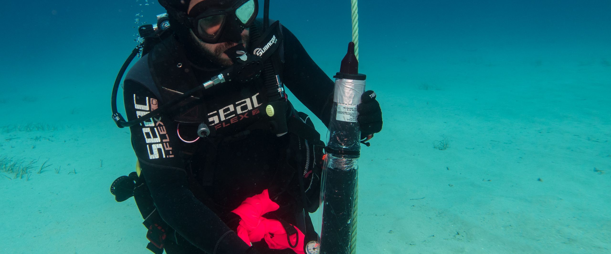 Empfangsstationen unter Wasser mit Taucher 