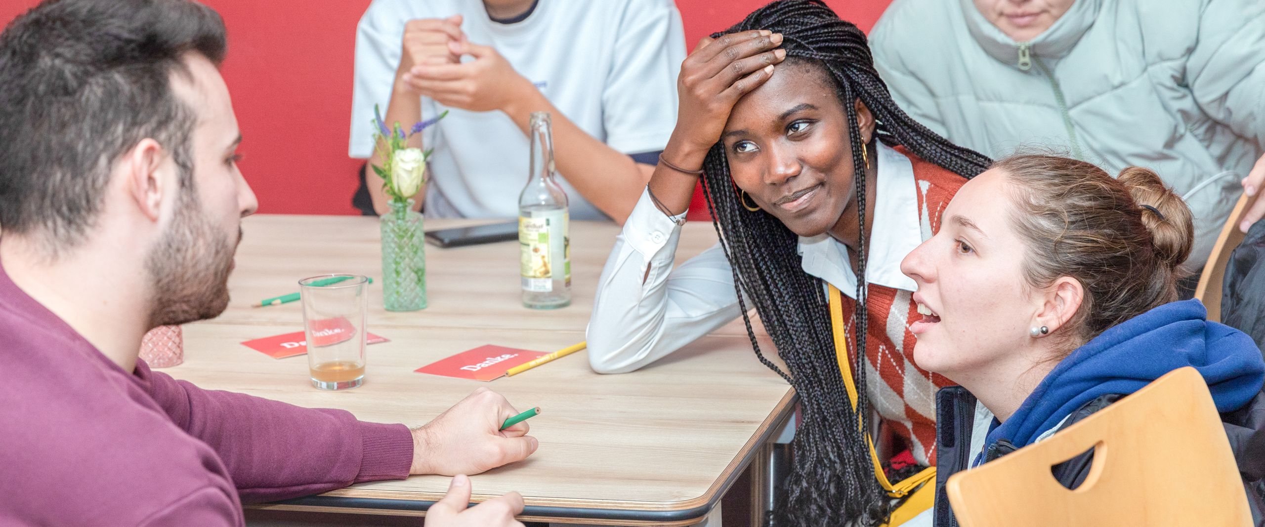 Eine Gruppe diskutierender Studis sitz an einem Tisch