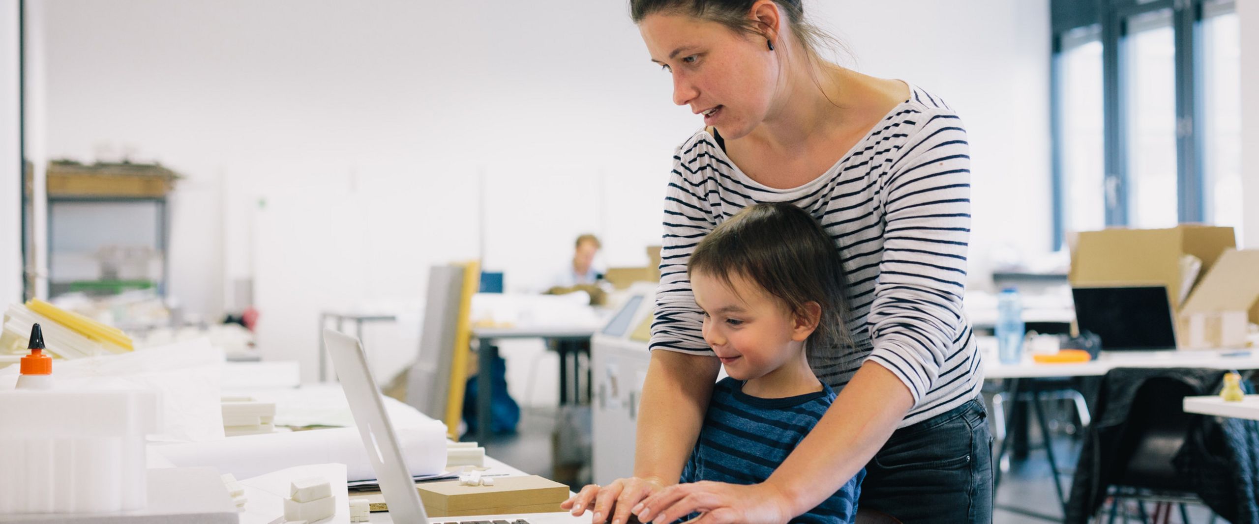 RS1967__MG_978020170117-lpr.jpg Eine Frau mit Kind steht in einem Vorlesungsraum.
