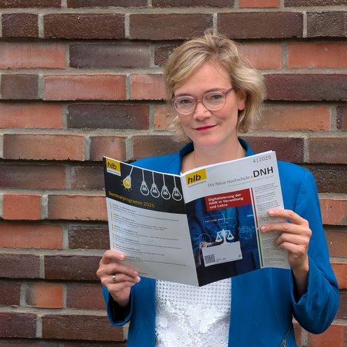 Prof. Rosemarie Koch h&auml;lt eine Ausgabe der Zeitschrift DHN (Die Neue Hochschule) in der ein Beitrag von ihr ver&ouml;ffentlicht wurde. 