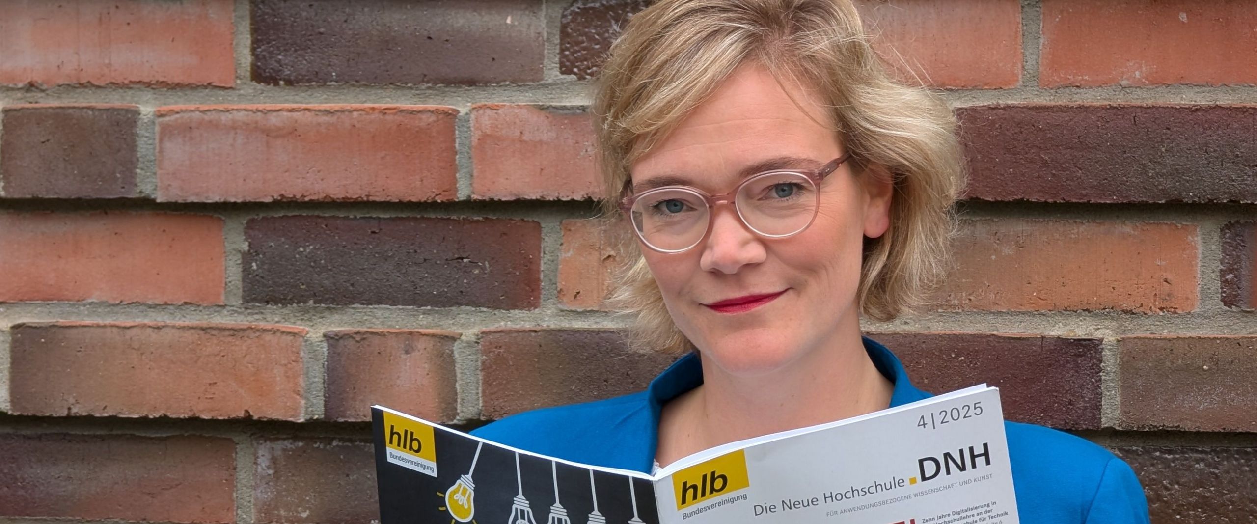 Prof. Rosemarie Koch hält eine Ausgabe der Zeitschrift DHN (Die Neue Hochschule) in der ein Beitrag von ihr veröffentlicht wurde. 