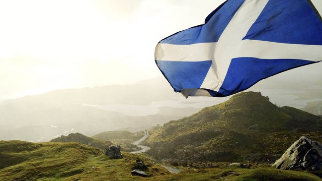 Annika S. Auslandssemester Schottische Flagge vor Landschaft