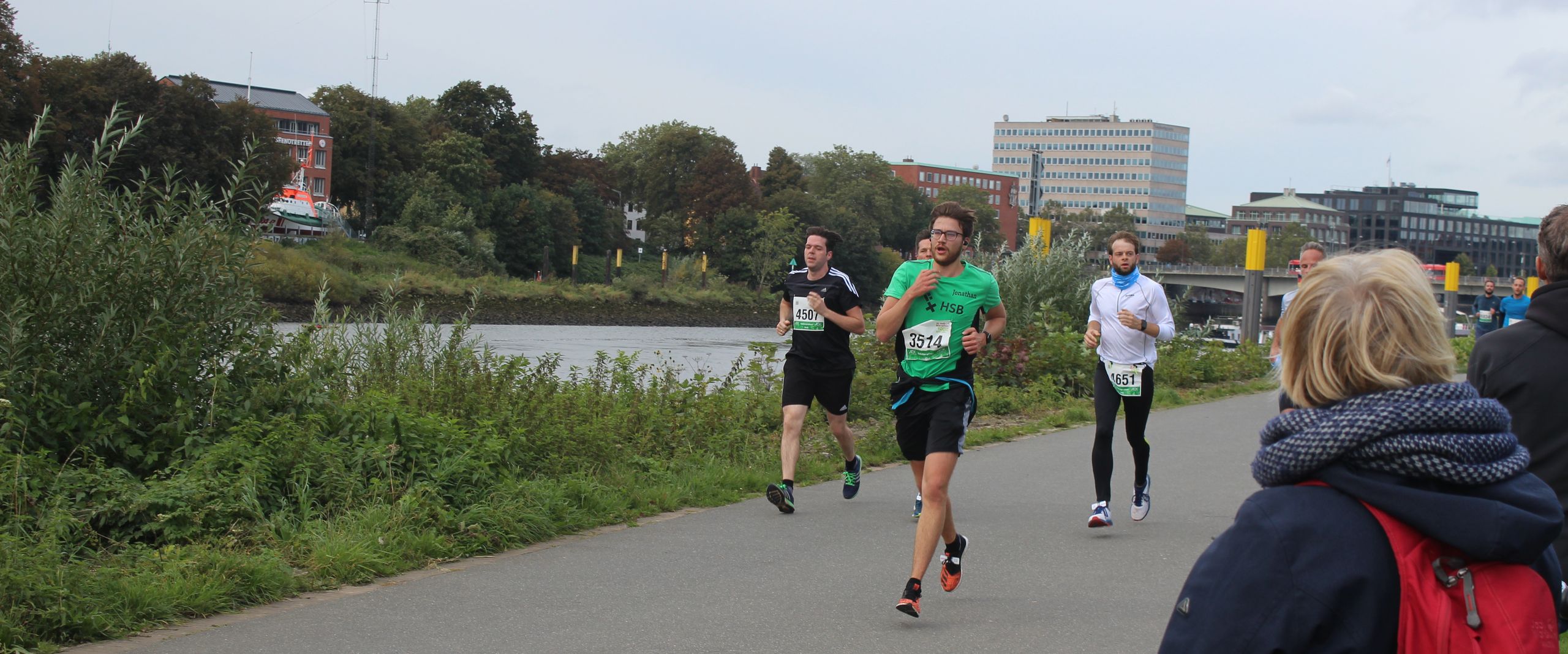 L&auml;ufer:innen beim Marathon in Bremen.