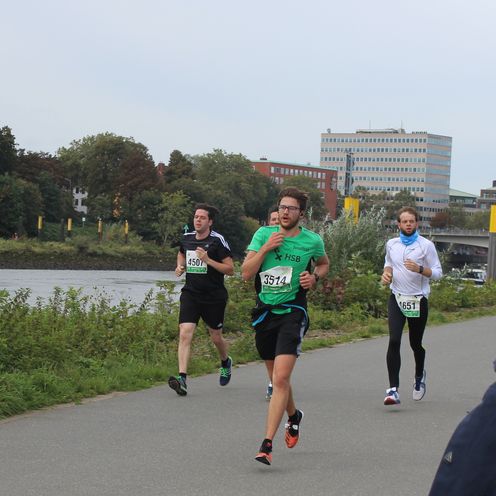 L&auml;ufer:innen beim Marathon in Bremen.