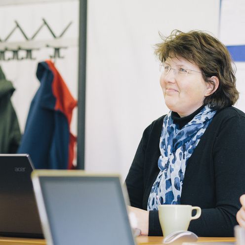 Teilnehmende eines Weiterbildungsseminar sitzen in einem Seminarraum.