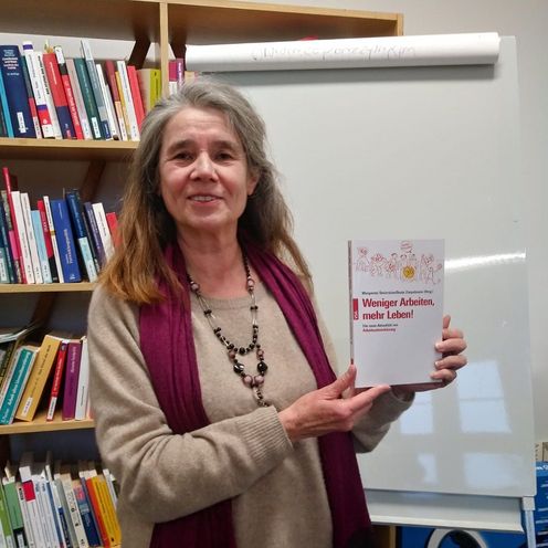 Prof. Dr. Beate Zimpelmann mit ihrem neuen Buch in der Hand