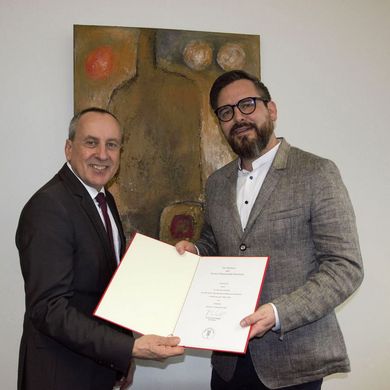 Rektor Prof. Dr. Konrad Wolf (links) begrüßt den neuen Professor der Fakultät 2 – Archtiektur, Bau und Umwelt und überreicht ihm seine Ernennungsurkunde. © HSB-Birte Schöpfer