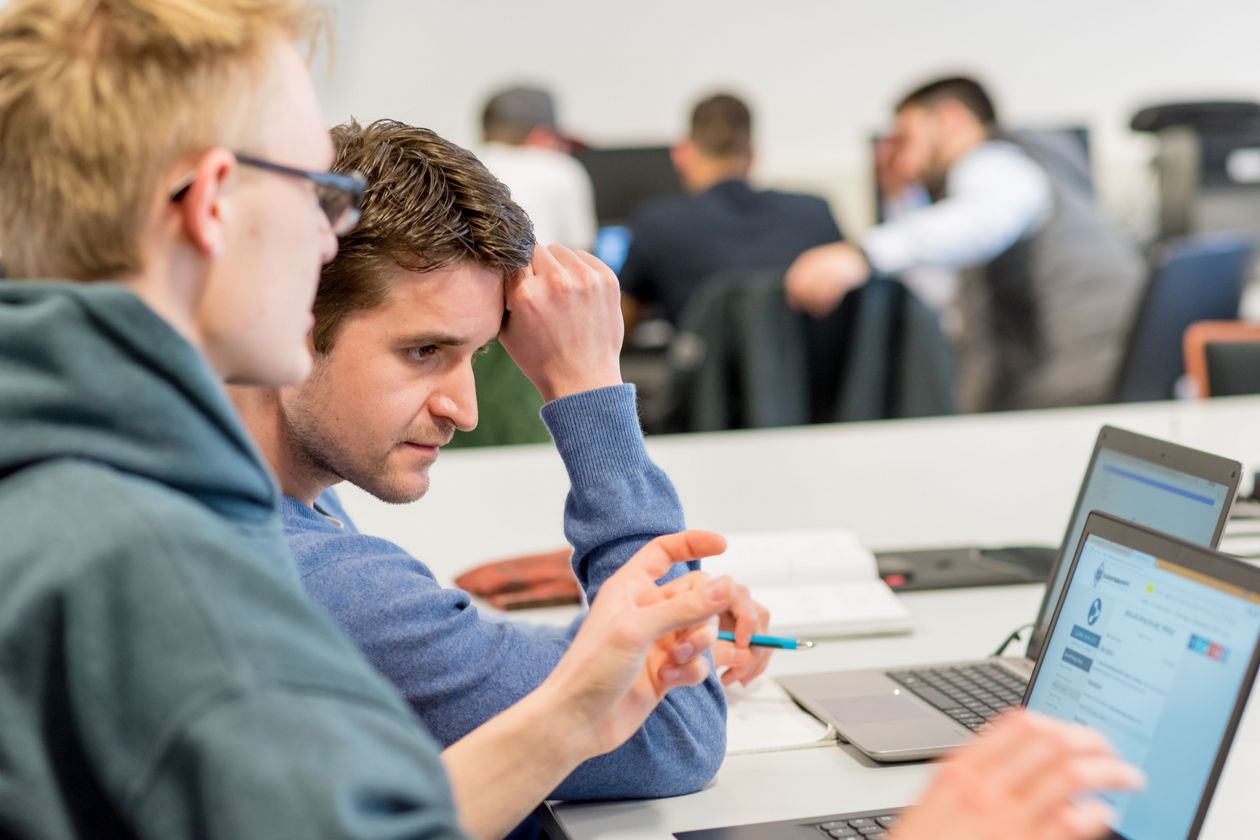 Studenten am Laptop  Zwei Studenten sehen sich etwas an einem Laptop an.