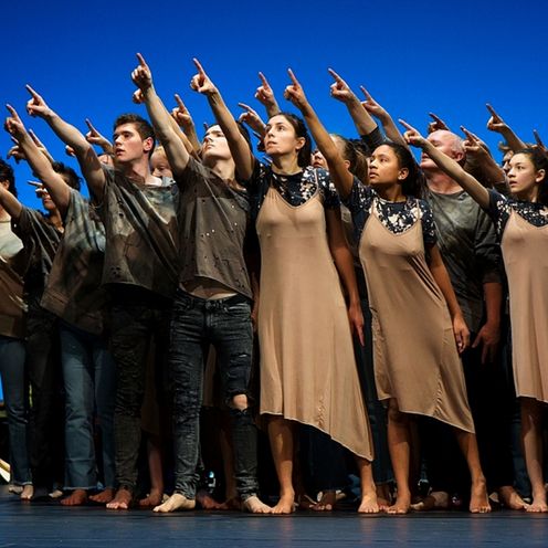 T&auml;nzer in einer Gruppe stehen eng zusammen