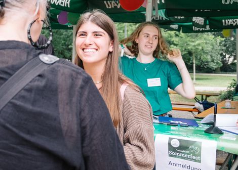 Projektleiterin Susanne Peter begr&uuml;&szlig;t eine Studentin
