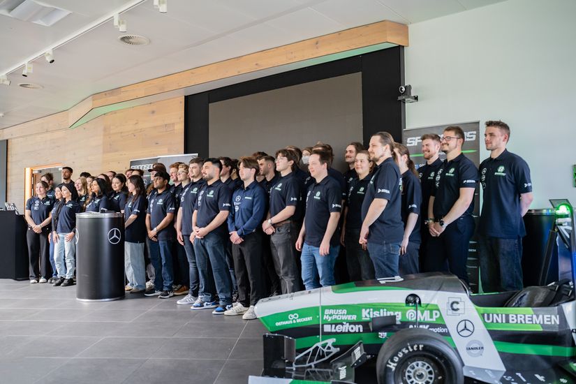 Gruppenfoto von Bremergy e.V. mit Rennwagen 