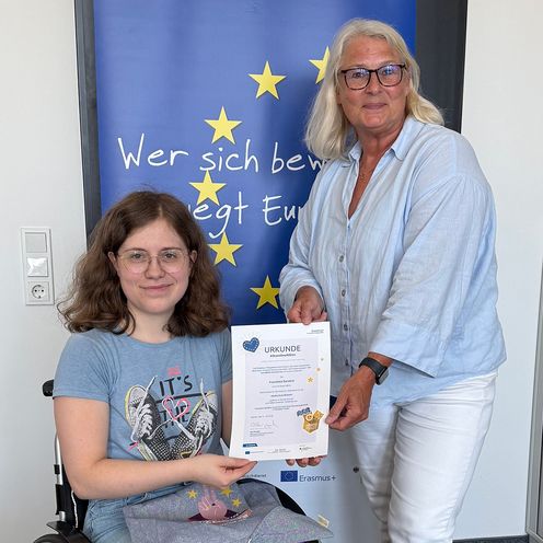 Studentin im Rollstuhl mit ERASMUS-Koordinatorin der HSB