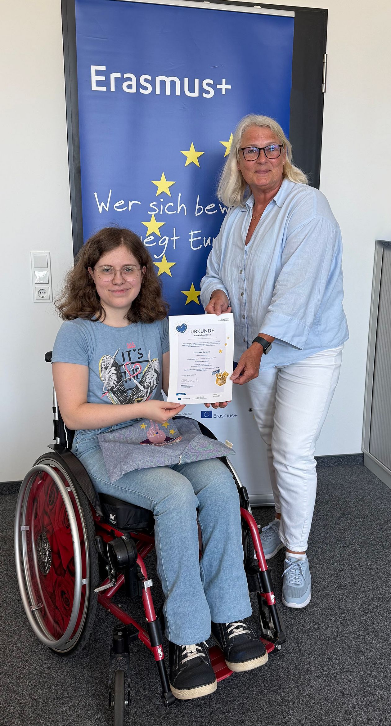 Studentin im Rollstuhl mit ERASMUS-Koordinatorin der HSB