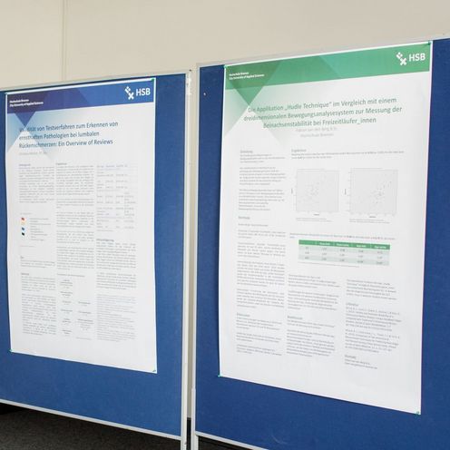 Stellw&auml;nde mit angehefteten wissenschaftlichen Postern.