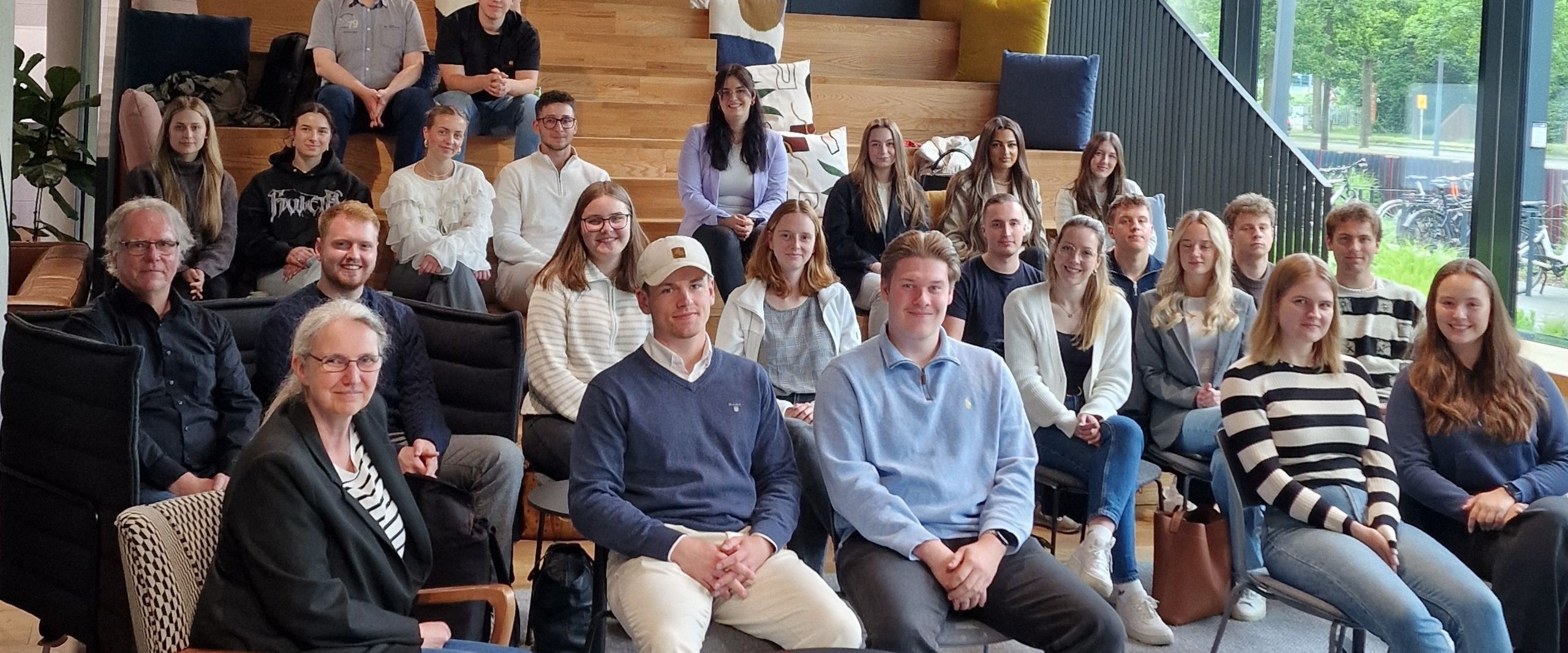 Das Foto zeigt DSBW Studierende, die die Sparkasse Bremen besuchen.