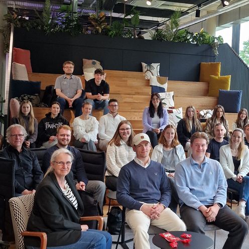 Das Foto zeigt DSBW Studierende, die die Sparkasse Bremen besuchen.