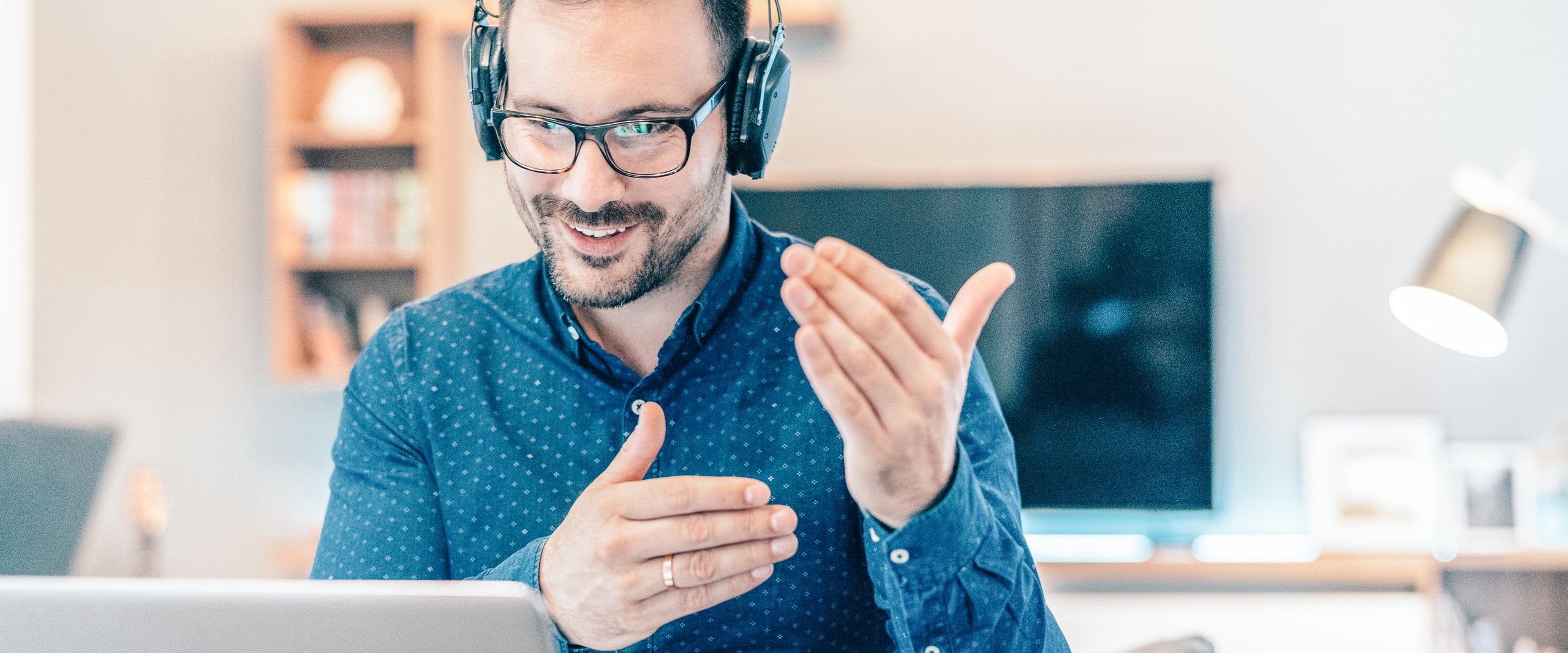 Lehr- und Lernformate Lehrender erklärt ein Thema im Online Unterricht