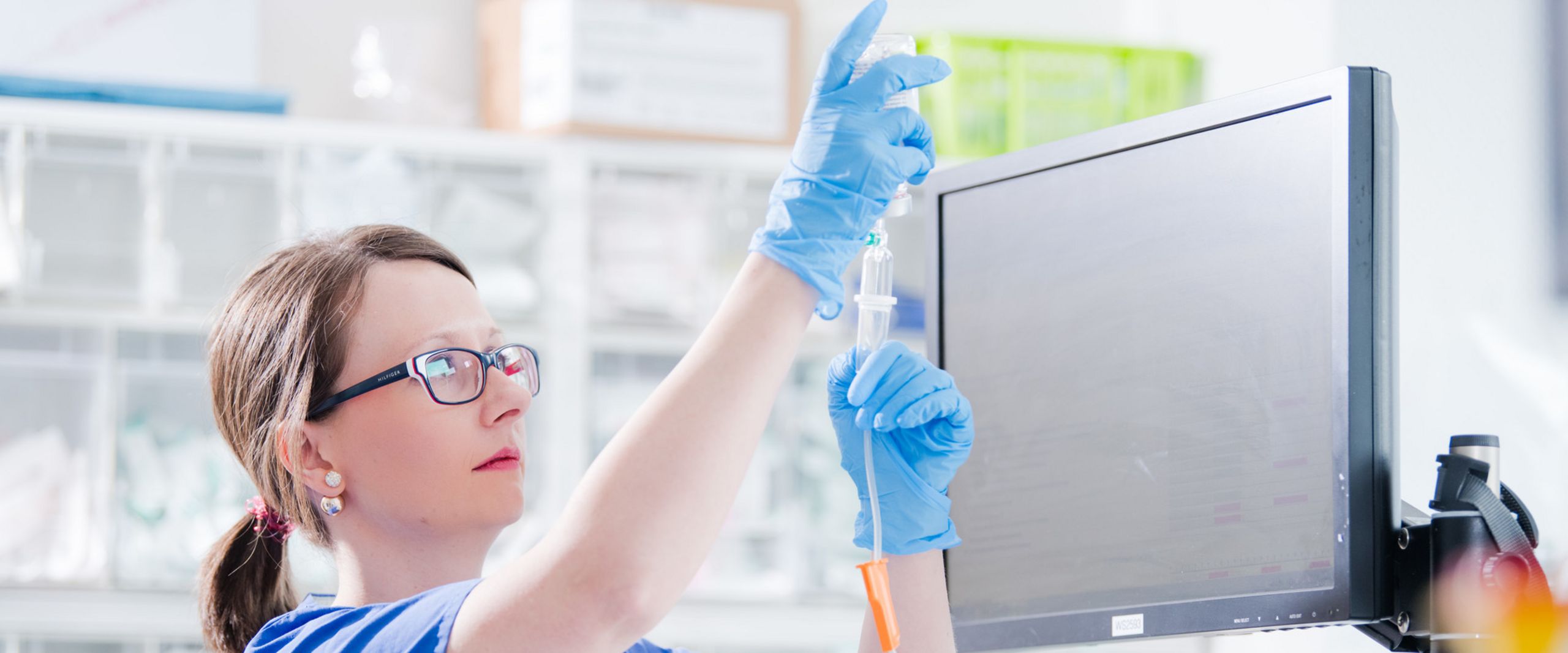 Pflege im Krankenhaus Eine Krankenpflegerin bereitet eine Infusion vor.