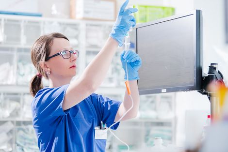 Eine Krankenpflegerin bereitet eine Infusion vor.