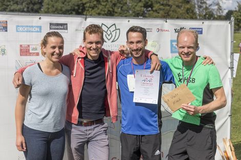 Teilnehmende beim Werdersee Swim & Run 2020 posieren mit ihrer Siegerurkunde.