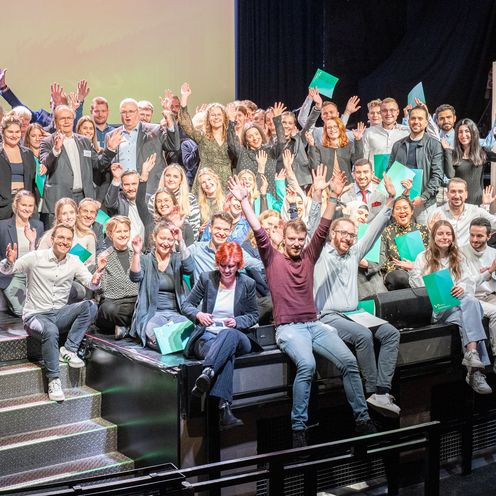 Gruppenbild mit jubelnden Männern und Frauen